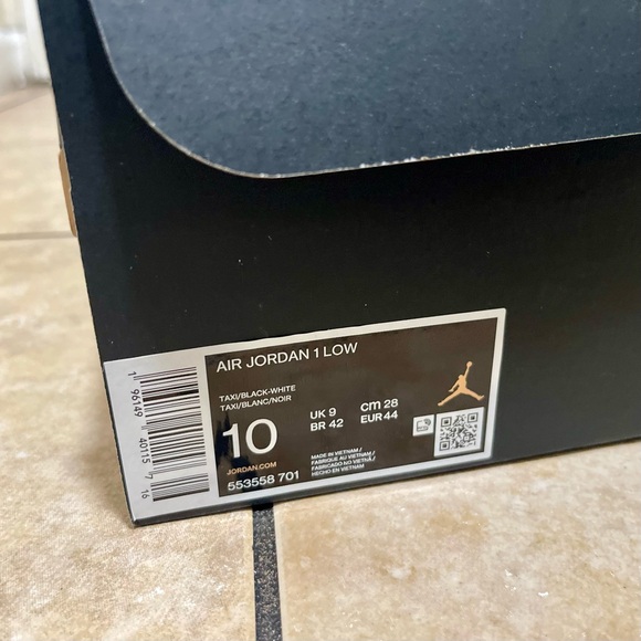 Men’s AIR JORDAN 1 LOW - Picture 2 of 8